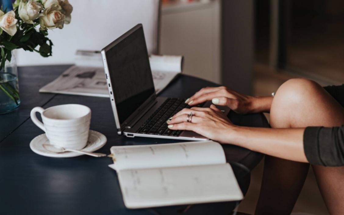 Робоче місце ілюстратора з графічним планшетом та екраном